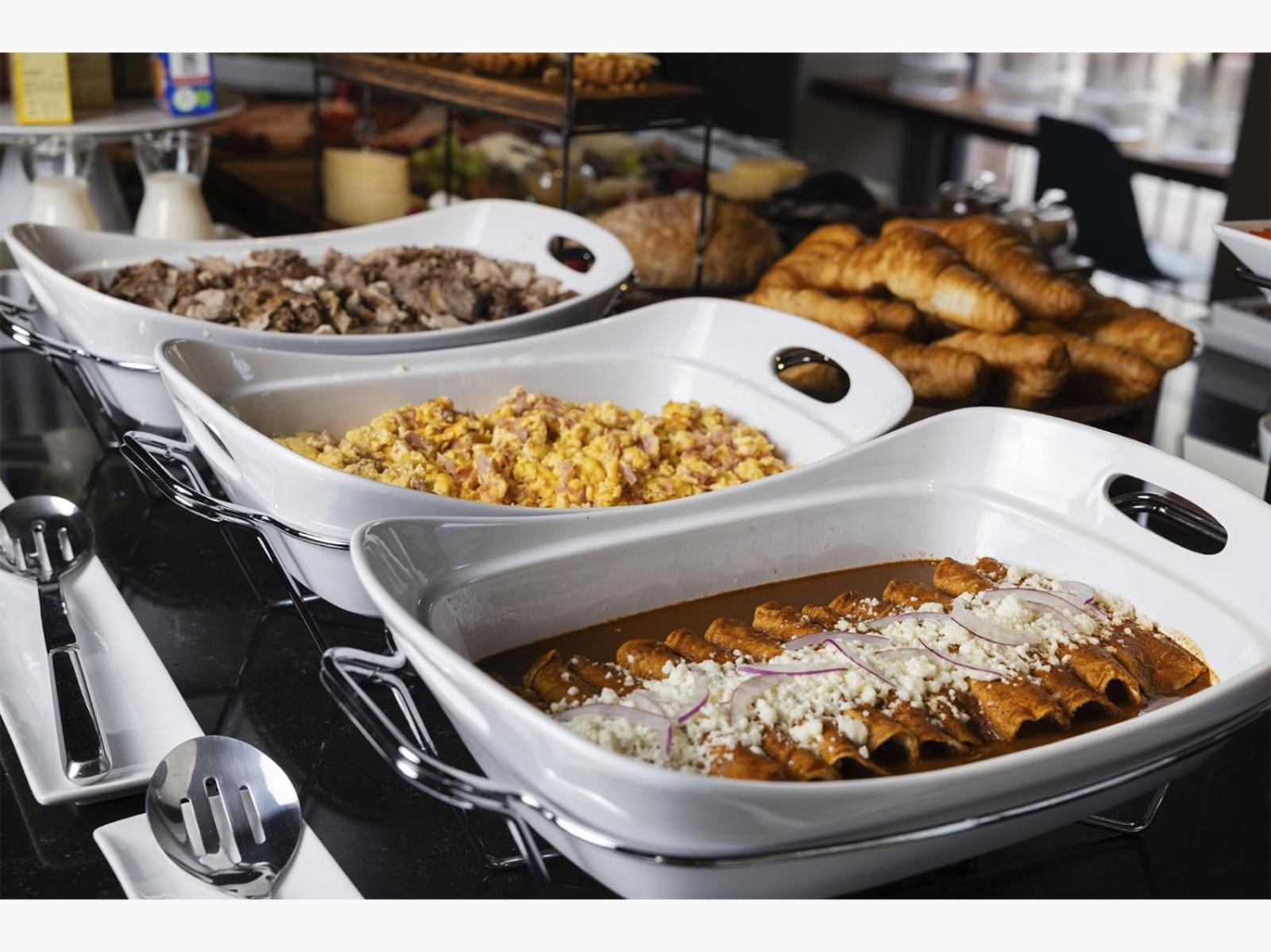 Hotel Criol ケレタロ エクステリア 写真 A selection of prepared dishes at a buffet